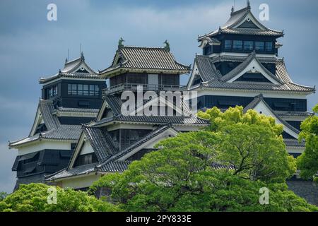 Kumamoto, Giappone - 26 aprile 2023: Viste del Castello di Kumamoto sull'isola di Kyushu in Giappone. Foto Stock