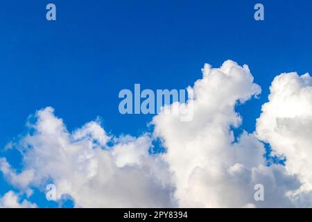 Cielo blu con splendide nuvole nelle giornate di sole in Messico. Foto Stock