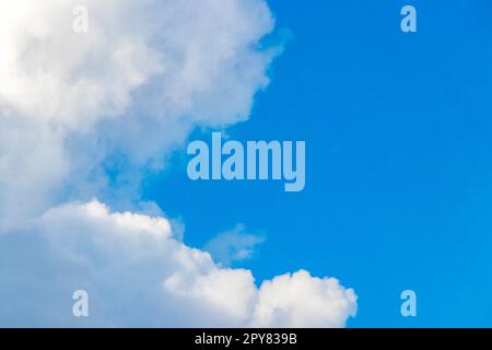 Cielo blu con splendide nuvole nelle giornate di sole in Messico. Foto Stock