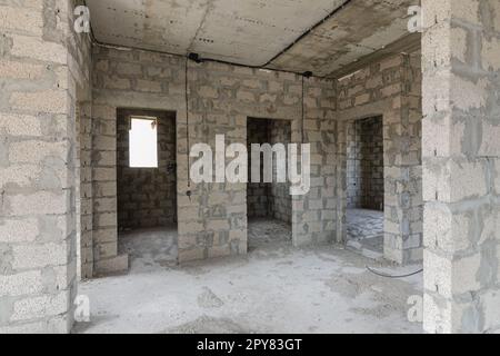 Costruzione di un edificio residenziale individuale, vista delle porte ai bagni e alle camere Foto Stock