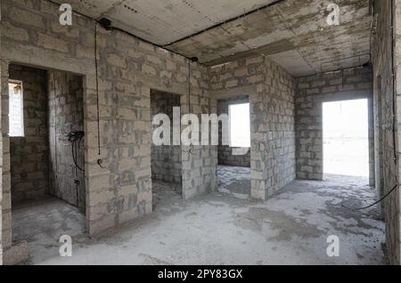 Costruzione di un edificio residenziale individuale, vista della porta d'ingresso e porte per bagni e camere Foto Stock