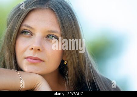 Primo piano di una bella ragazza venticinque anni di aspetto slavo Foto Stock