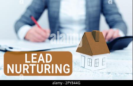 Didascalia concettuale Lead Nurturing. Metodo di idea di affari di sviluppare un rapporto con i clienti potenziali Foto Stock