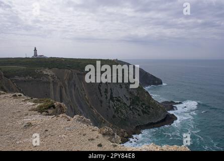 Sesimbra, Portogallo - 4 aprile 2023: Faro di Capo Espichel (Faro Cabo Espichel) è un faro costiero situato nella parrocchia di Castelo, dist Foto Stock