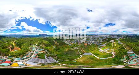 360 Panorama del Passo panoramico di Prenn nella città di da Lat, Vietnam: Una vista mozzafiato del paesaggio urbano, del cielo blu e delle maestose montagne sull'orizzonte Foto Stock