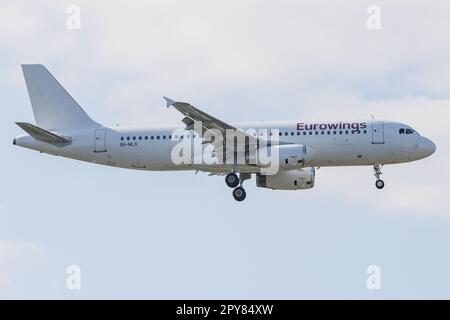 Düsseldorf, Germania. 02.05.2023. 9h-MLX EUROWINGS AIRBUS A320-200 atterrando all'aeroporto internazionale di Dusseldorf. Credito: ANT Palmer/Alamy Foto Stock