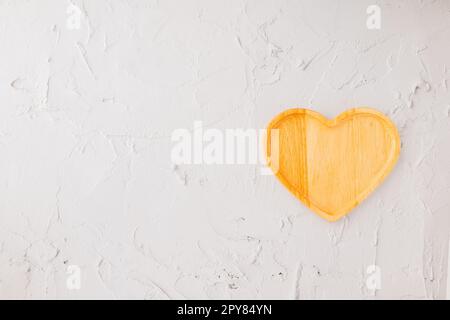 Piatto di legno a forma di cuore vuoto isolato Foto Stock