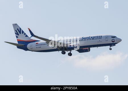 Düsseldorf, Germania. 02.05.2023. TC-SOD SUNEXPRESS BOEING 737-800 atterrando all'aeroporto internazionale di Dusseldorf. Credito: ANT Palmer/Alamy Foto Stock