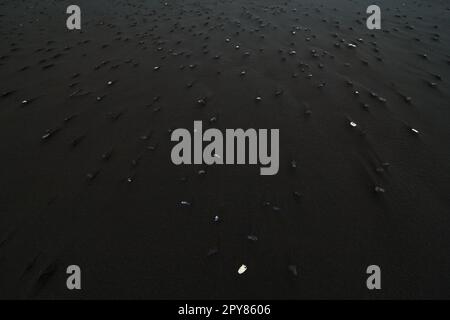 Primo piano rocce basaltiche sulla spiaggia concept foto Foto Stock