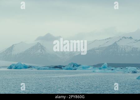 Iceberg in mare contro montagna paesaggio foto Foto Stock