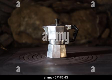 Primo piano di una macchina da caffè italiana su una vecchia stufa Foto Stock