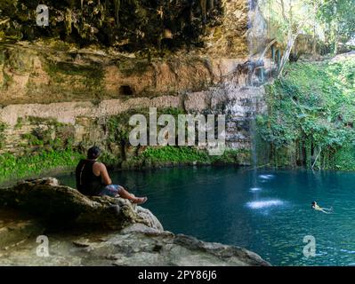 Persone che nuotano nella piscina di Cenote Zaci carboniferous calcarea a pozzo, Valladolid, Yucatan, Messico Foto Stock