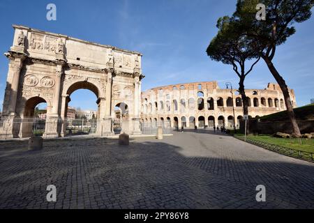 Italia, Roma, arco di Costantino e Colosseo Foto Stock