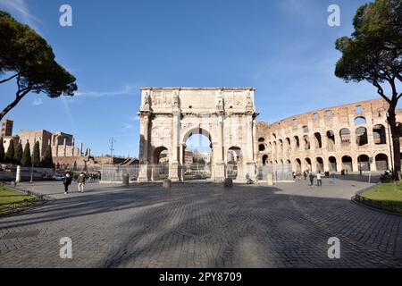 Italia, Roma, arco di Costantino e Colosseo Foto Stock