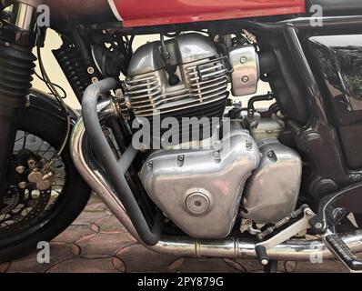 primo piano del motore a combustione interna e del motore del cambio della catena cinematica di una motocicletta Foto Stock