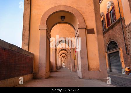 Vista mattutina su una bella galleria vicino al famoso Ponte Vecchio sul fiume Arno a Firenze, Italia. Concetto di architettura rinascimentale italiana Foto Stock