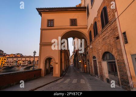 Vista mattutina su una bella galleria vicino al famoso Ponte Vecchio sul fiume Arno a Firenze, Italia. Concetto di architettura rinascimentale italiana Foto Stock