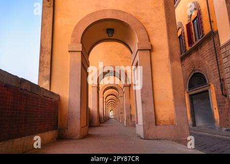 Vista mattutina su una bella galleria vicino al famoso Ponte Vecchio sul fiume Arno a Firenze, Italia. Concetto di architettura rinascimentale italiana Foto Stock