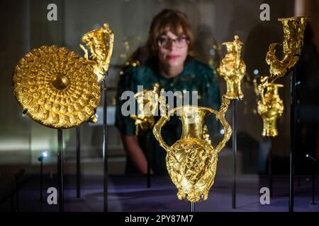 Londra, Regno Unito. 3rd maggio, 2023. Una rima di anfora, 350-275 AC, National History Museum Bulgaria, e altri tesori d'oro Panagyurishte del periodo - Lusso e potere: Persia in Grecia una nuova mostra al British Museum che esplora il rapporto tra lusso e potere in Medio Oriente e sud-est Europa tra il 550-30 AC. Si svolge dal 4 maggio al 13 agosto 2023 presso la Joseph Hotung Great Court Gallery ed è sostenuta dal Museo americano degli amici del Regno Unito - BuillonVault. Credit: Guy Bell/Alamy Live News Foto Stock