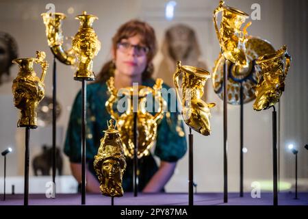 Londra, Regno Unito. 3rd maggio, 2023. A RAM rhyton, 350-275 AC, National History Museum Bulgaria, e altri tesori d'oro Panagyurishte del periodo - Lusso e potere: Persia in Grecia una nuova mostra al British Museum che esplora il rapporto tra lusso e potere in Medio Oriente e sud-est Europa tra il 550-30 AC. Si svolge dal 4 maggio al 13 agosto 2023 presso la Joseph Hotung Great Court Gallery ed è sostenuta dal Museo americano degli amici del Regno Unito - BuillonVault. Credit: Guy Bell/Alamy Live News Foto Stock