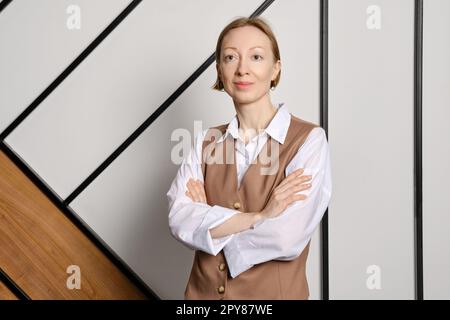 Ritratto di una donna di mezza età in ufficio Foto Stock