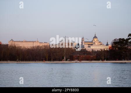 Vista panoramica del lago Casa de campo a Madrid al tramonto con la Cattedrale dell'Almudena e il palazzo reale sullo sfondo Foto Stock