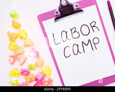 Didascalia concettuale Labor Camp. Concetto che significa una colonia penale in cui viene eseguito il lavoro forzato Foto Stock