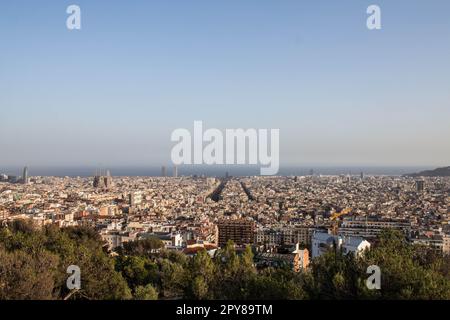 Questa splendida fotografia cattura la bellezza di Barcellona dalla cima di una collina. L'iconico skyline della città si estende davanti a noi Foto Stock