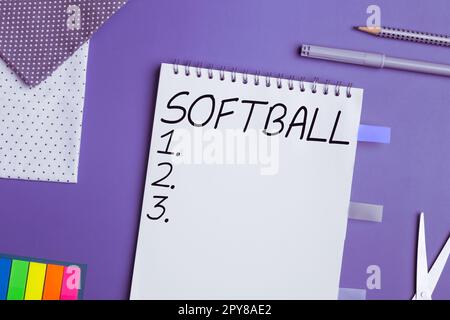 Softball concettuale display. Parola scritta su uno sport simile al baseball giocato con una palla e una mazza Foto Stock