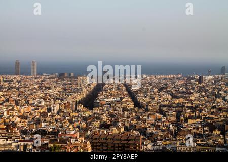Questa splendida fotografia cattura la bellezza di Barcellona dalla cima di una collina. L'iconico skyline della città si estende davanti a noi. Foto Stock