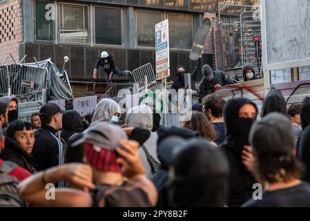 Barcellona, Spagna. 02nd maggio, 2023. Un manifestante barricato in una recinzione solleva uno skateboard in aria, mentre le persone del movimento antifascista bloccano la strada della polizia e dei vicini. Circa 250 persone del movimento antifascista si sono riunite fuori dalla squadra 'la Ruina' per impedire il passaggio dei vicini e della polizia. Circa 50 persone sono state barricate all'interno della casa. Credit: SOPA Images Limited/Alamy Live News Foto Stock