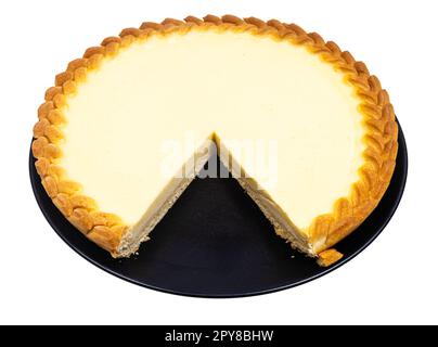 tagliare la cheesecake (torta con panna acida) sul piatto isolato Foto Stock