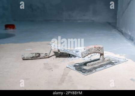 lavori di muratura con cazzuola sul cantiere Foto Stock