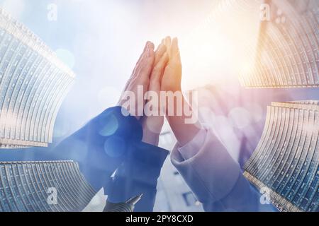 Tre persone aziendali hanno raggiunto cinque persone al di fuori dell'ufficio. Doppia esposizione con effetto luminoso Foto Stock