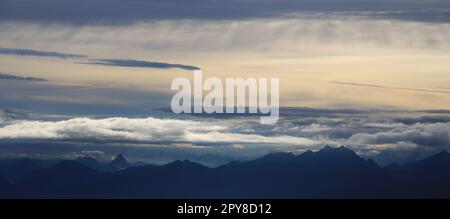 Cielo Moody sulle catene montuose della Svizzera Centrale. Foto Stock