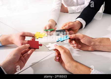 Lavoro di squadra di partner. Concetto di integrazione e di avvio con i pezzi del puzzle Foto Stock