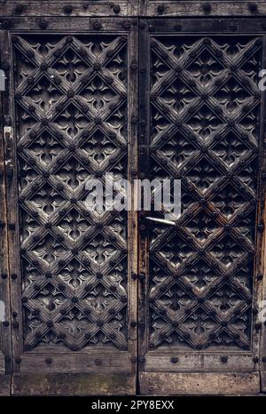 Eleganti persiane in legno sulla finestra dell'edificio foto esterna Foto Stock