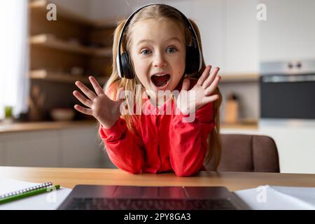 WOW. POV di ragazza eccitata in cuffie utilizzando il portatile a casa Foto Stock