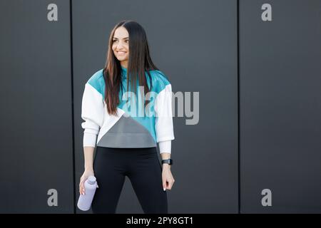 Athletic ragazza con Borraccia sportiva in estate park. Donna sulla mattina  allenamento Foto stock - Alamy