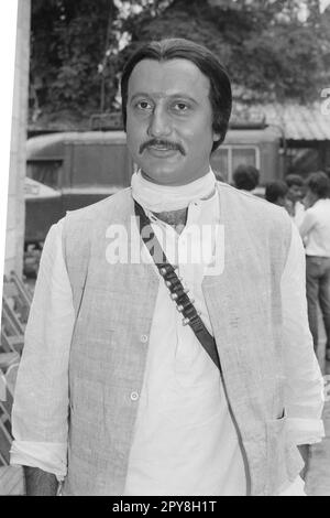 Indian Old vintage 1980s bianco e nero bollywood cinema hindi film attore, India, Anupam Kher, attore indiano, India Foto Stock