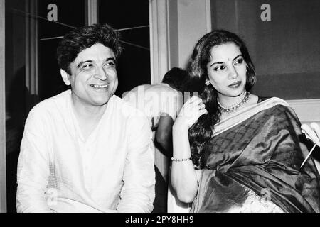 Indian Old vintage 1980s bianco e nero bollywood cinema hindi film attore, India, Javed Akhtar, lirico indiano, Shabana Azmi, Attrice indiana, India Foto Stock