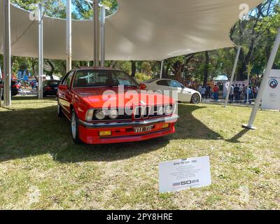 Vecchio rosso sportivo lusso executive 1985 BMW M6 E24 in un parco. Auto classica Autoclasica 2022. Foto Stock