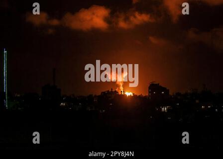 Città di Gaza, Palestina. 02nd maggio, 2023. Il fumo si illumina sugli edifici nella striscia di Gaza occidentale. L'esercito israeliano ha scambiato il fuoco con i pistoleri di Gaza in un'escalation di violenza a seguito della morte di un prigioniero palestinese in sciopero della fame nella custodia israeliana. Credit: SOPA Images Limited/Alamy Live News Foto Stock