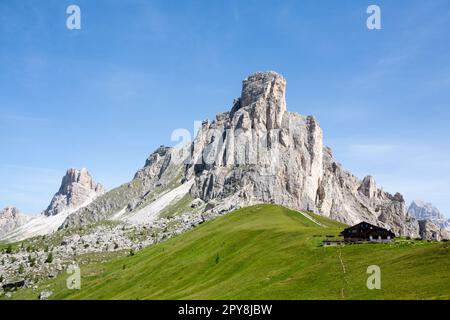 Vista sul picco di Nuvolau dal passo del Giau, dolomiti Foto Stock