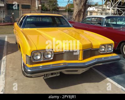 Lanus, Argentina - 24 settembre 2022: Vecchio 1973 Pontiac Catalina 400 quattro porte berlina taxi giallo in un parco. Natura, alberi. Spettacolo di auto classica AAA 2022. Foto Stock