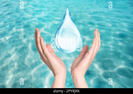Donna con icona di goccia vicino al mare, primo piano. Concetto di risparmio d'acqua Foto Stock