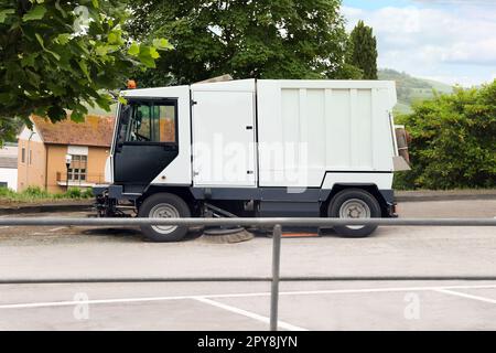 Un'auto moderna sulla strada in città Foto Stock