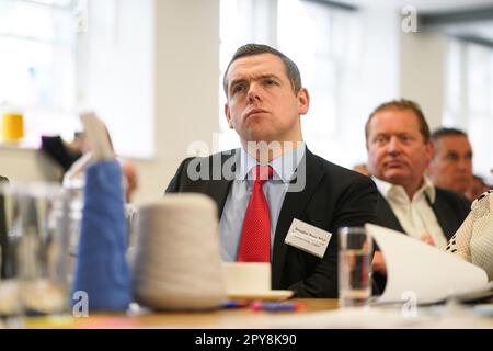 Il leader conservatore scozzese Douglas Ross durante un vertice contro la povertà a Dovecot Studios, Edimburgo, che si è Unito a partecipanti che includono persone con esperienza diretta di povertà, attivisti contro la povertà e l'uguaglianza, accademici, partner del terzo settore e rappresentanti del governo locale e delle imprese per condividere le loro competenze; Esperienze e idee che possono essere utilizzate in uno sforzo collettivo per ridurre le disuguaglianze in tutta la Scozia. Data immagine: Mercoledì 3 maggio 2023. Foto Stock