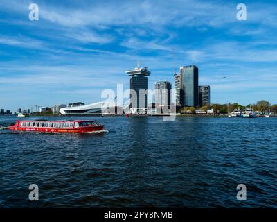 Crociera turistica in barca sul fiume IJ con la torre A'DAM Lookout (centro) e IL CENTRO culturale EYE Film Instituut (centro a sinistra). Amsterdam Foto Stock