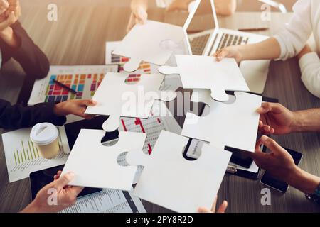 Lavoro di squadra di partner. Concetto di integrazione e di avvio con i pezzi del puzzle Foto Stock